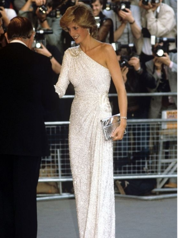 Diana com o vestido branco do desginer Hachi