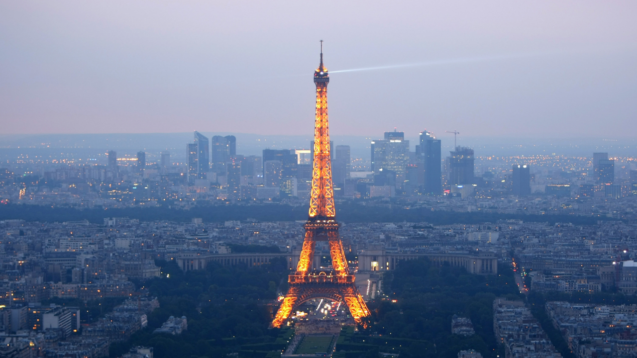 É possível ver a Torre Eiffel de um terraço em quase toda a cidade