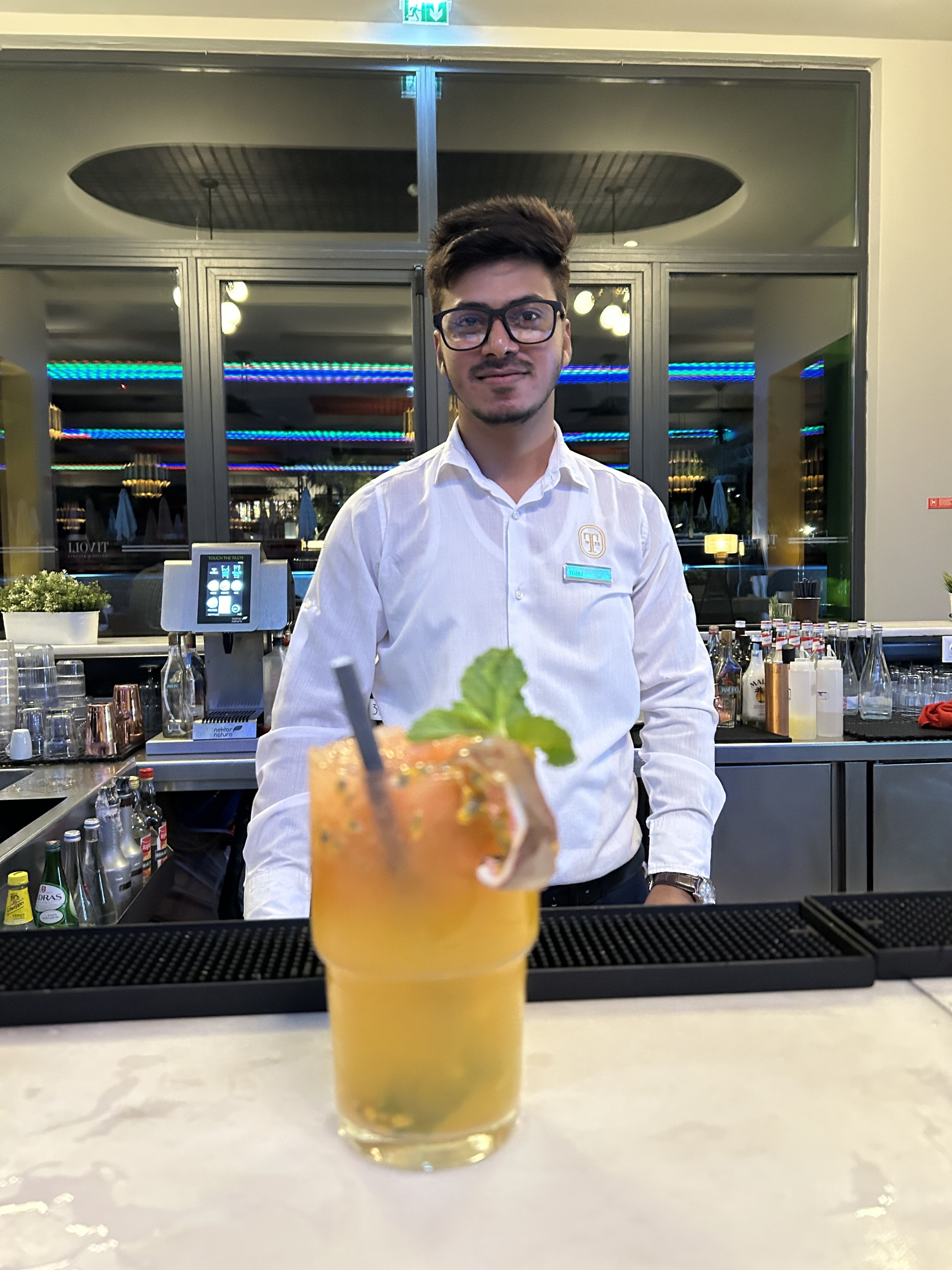 Jubail, bartender do Tivoli Alvor Jubail, bartender do Tivoli Alvor