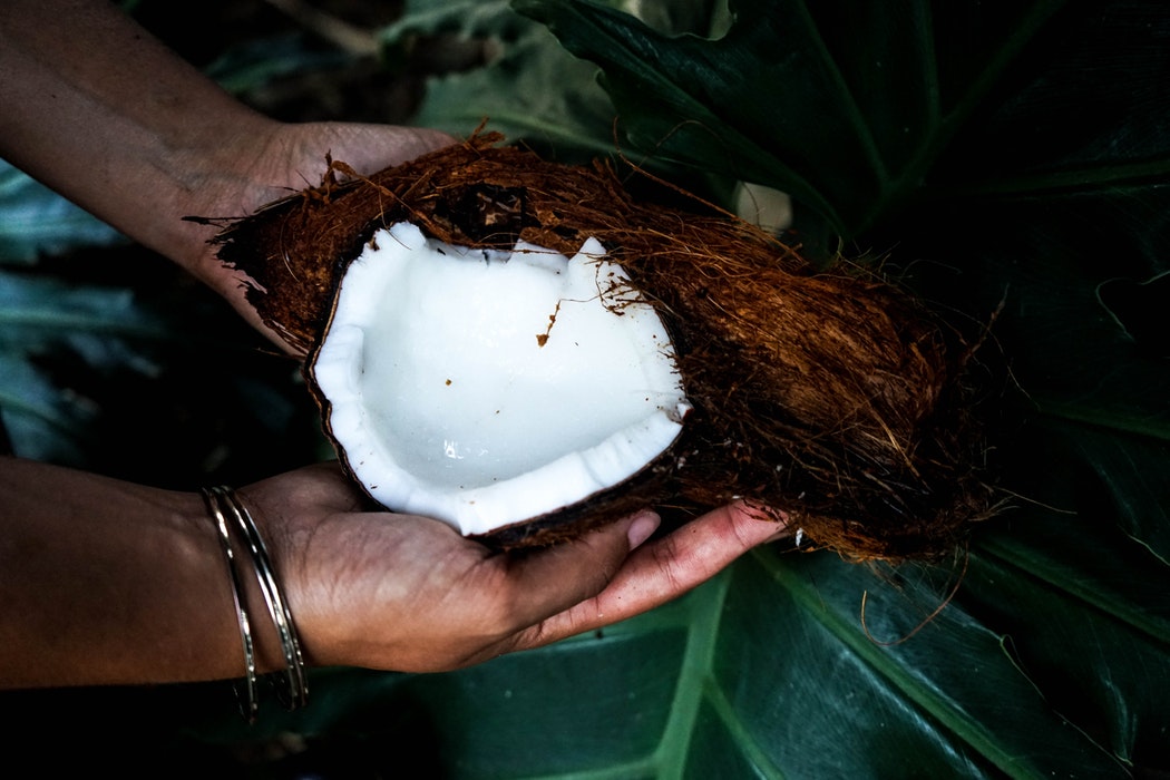 É preciso ter cuidado com o óleo de coco. É “instagramável” mas pior que o azeite, alerta nutricionista