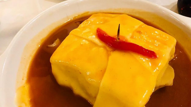 Parece uma francesinha igual às outras, mas nesta não há qualquer tipo de carne no recheio