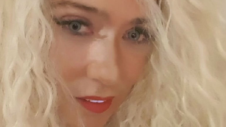 A cantora popular mostrou o look nas redes sociais