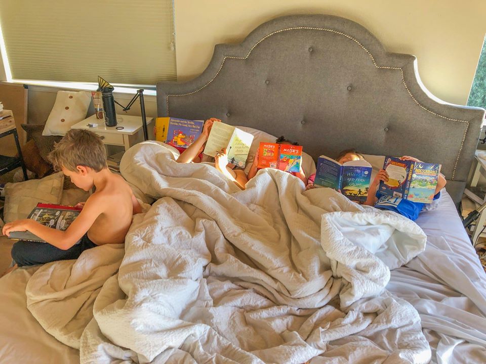 Esta mãe fez um “detox” de tecnologias e os filhos começaram a ler mais
