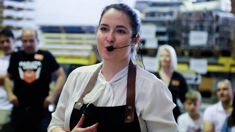 A barista não vive sem café, e não dispensa a sua meia de leite ao pequeno-almoço e ao lanche