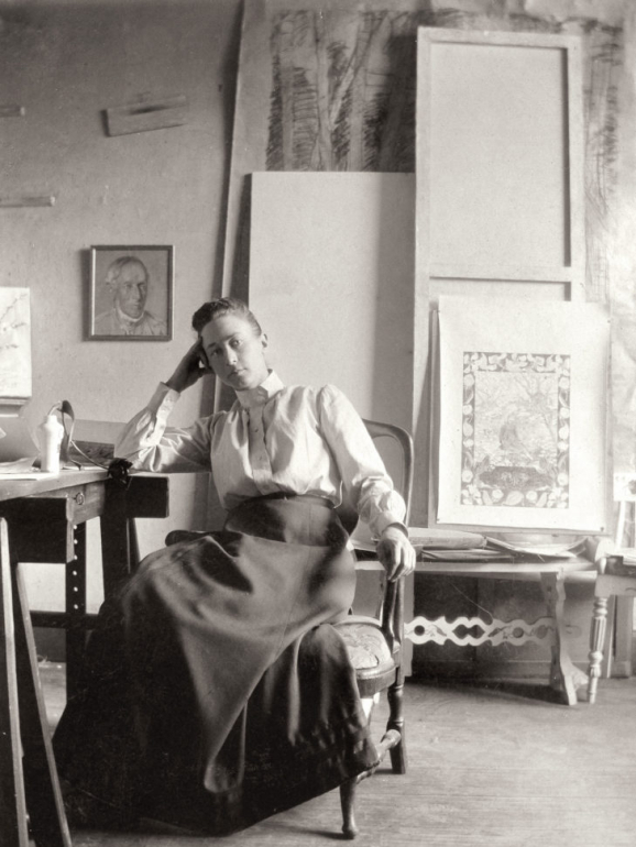 A artista Hilma af Klint no seu estúdio em Hamngatan, Estocolmo, 1895. 