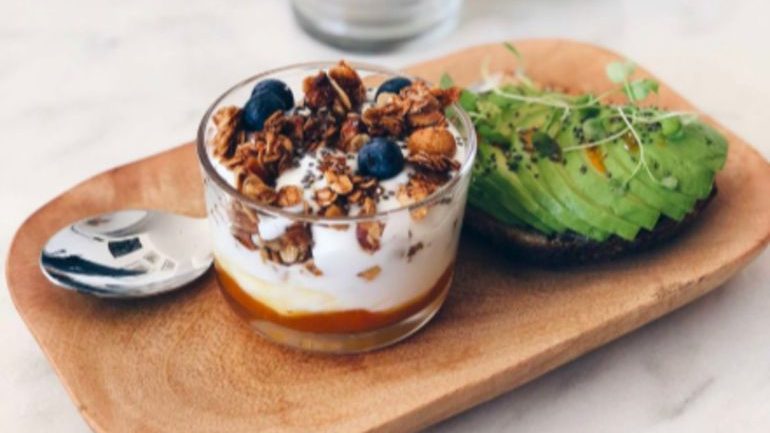 Tosta de abacate e iogurte com granola caseira