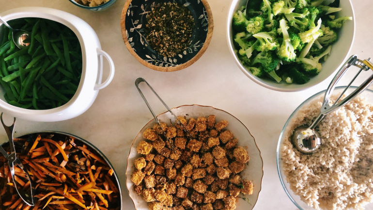 Uma dos almoços saudáveis e com inspiração macrobiótica: arroz integral, legumes escaldados, tempeh frito, sementes e chucrute