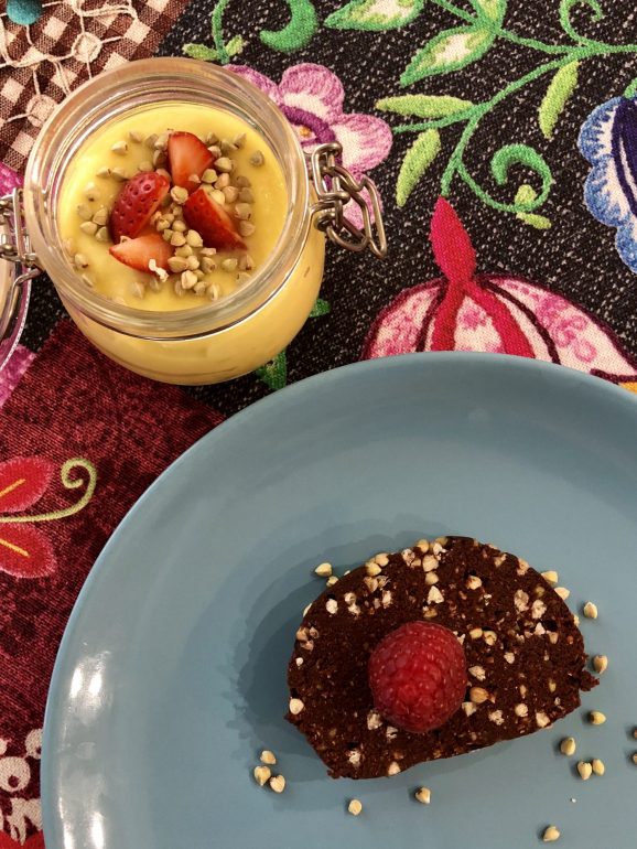 Estas são duas das sobremesas disponíveis: salame de chocolate e mousse de manga