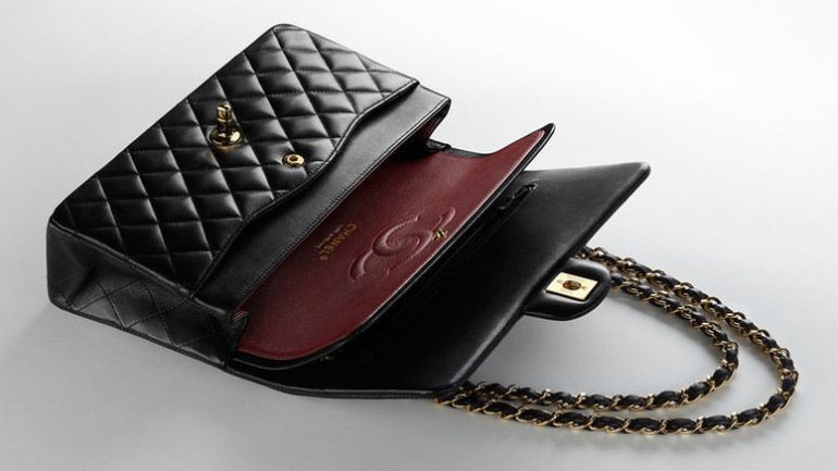O interior de uma Chanel Flap Bag 