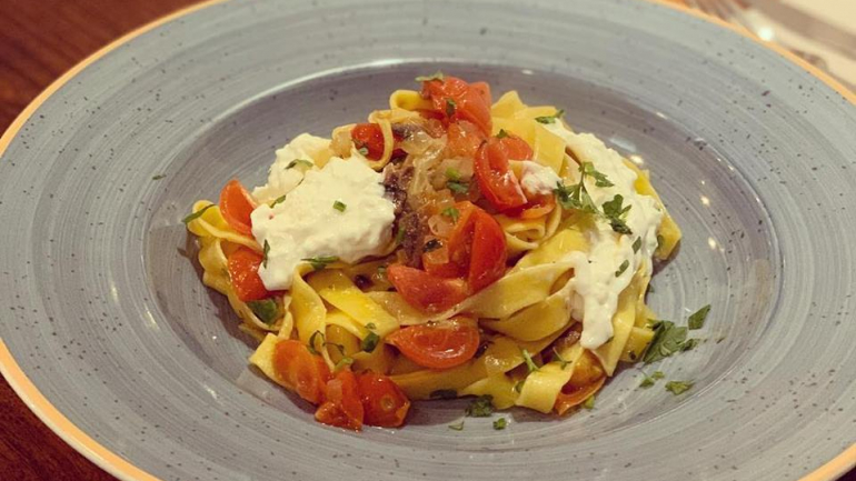 Fettuccine com tomate e burrata é uma das propostas de massa do menu