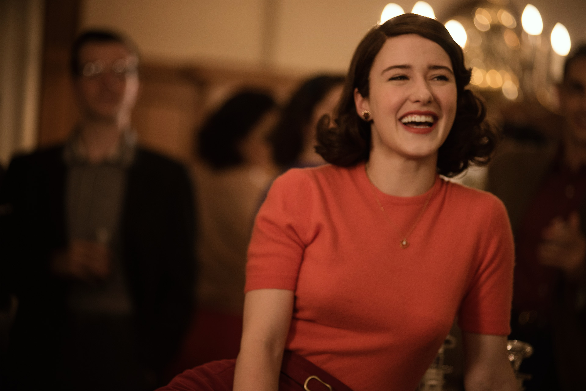 “The Marvelous Mrs. Maisel”. A série sobre uma dona de casa que vira comediante nos anos 50