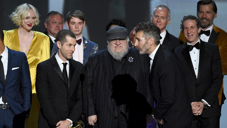D.B. Weiss, David Benioff, George R.R. Martin e grande parte do elenco de 'A Guerra dos Tronos' nos Emmys