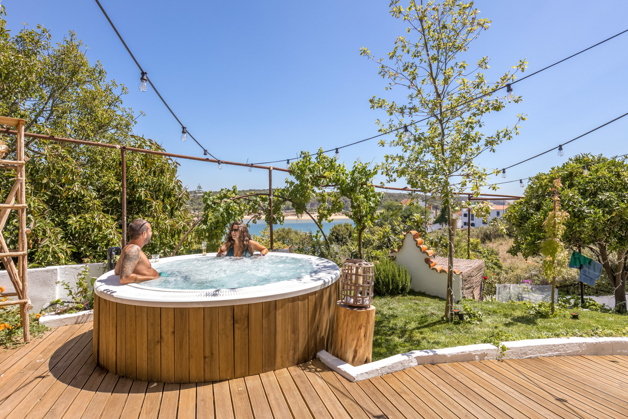Abriu um hostel em Milfontes — e tem jacuzzi e ioga no terraço