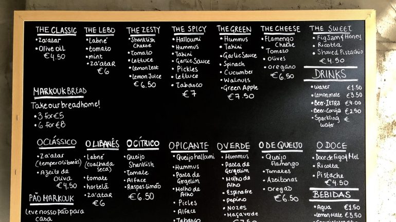 O pão fica em forma de crepe, é cozido no Saj e recheado para ficar pronto a comer