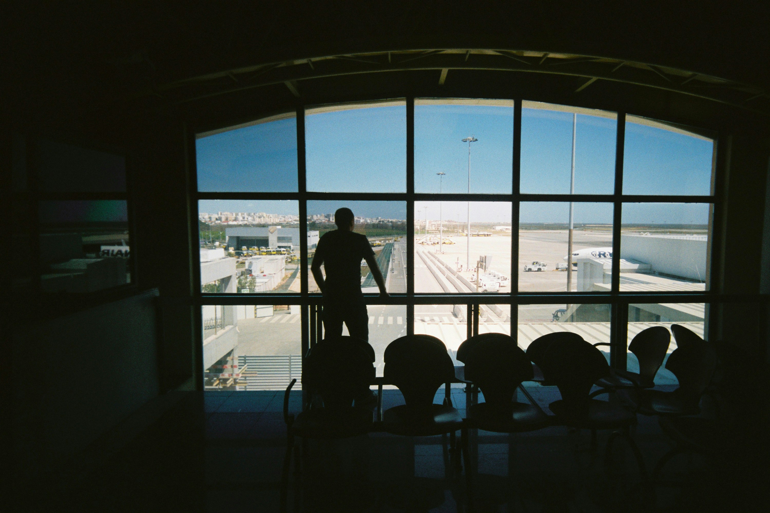 Insólito. Há um avião parado há quase 20 anos no aeroporto de Faro. Saiba porquê