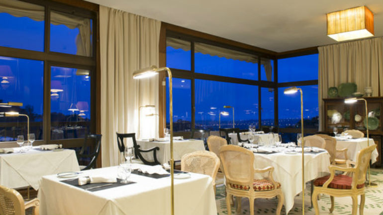 O pacote de alojamento inclui almoço no domingo de Páscoa no restaurante do hotel