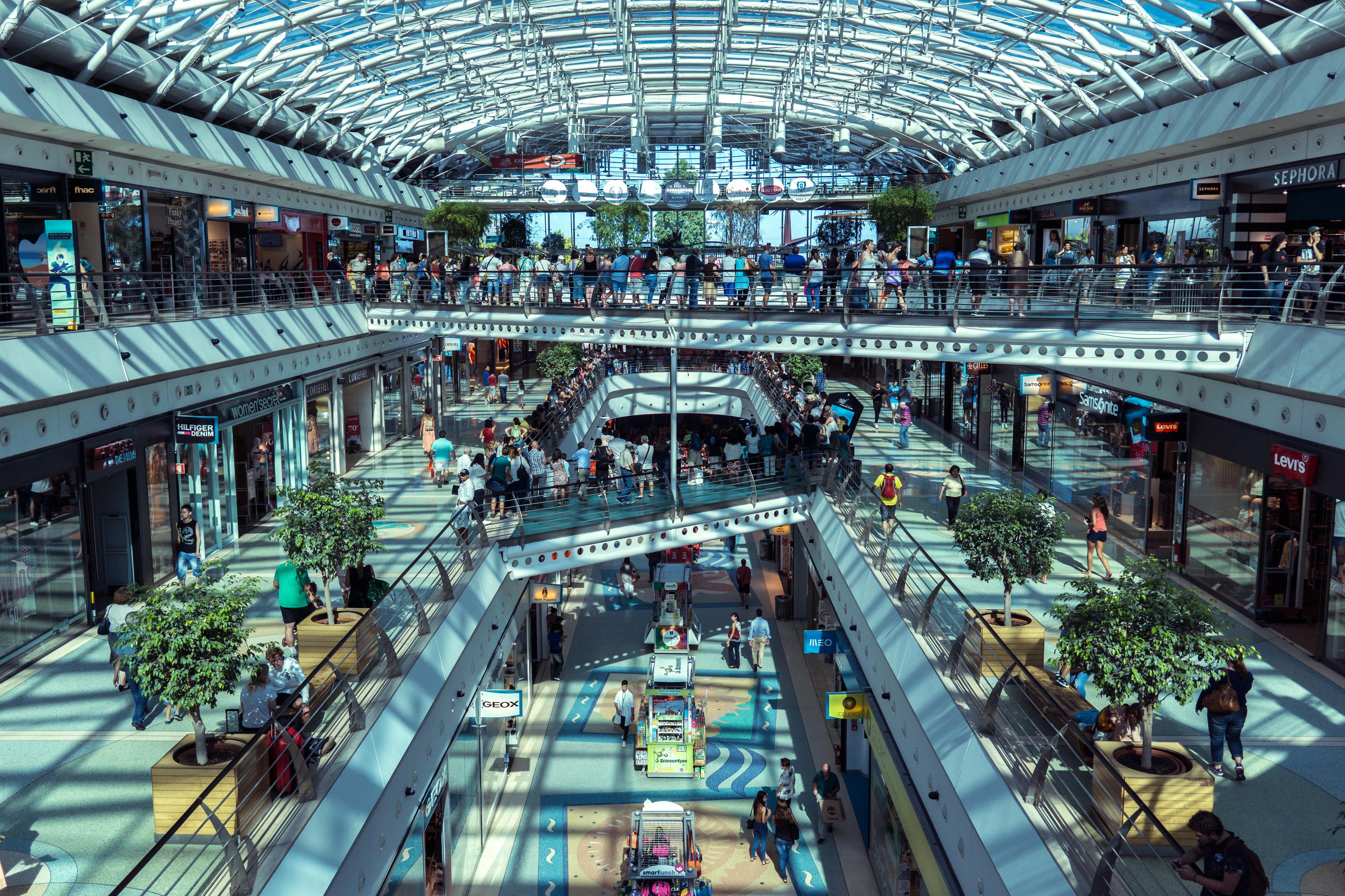 COVID-19. Que lojas é que vão continuar abertas nos centros comerciais?