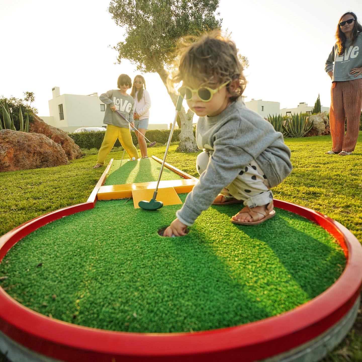 Pais descansados, filhos felizes. 5 hotéis com programas e atividades para os mais pequenos