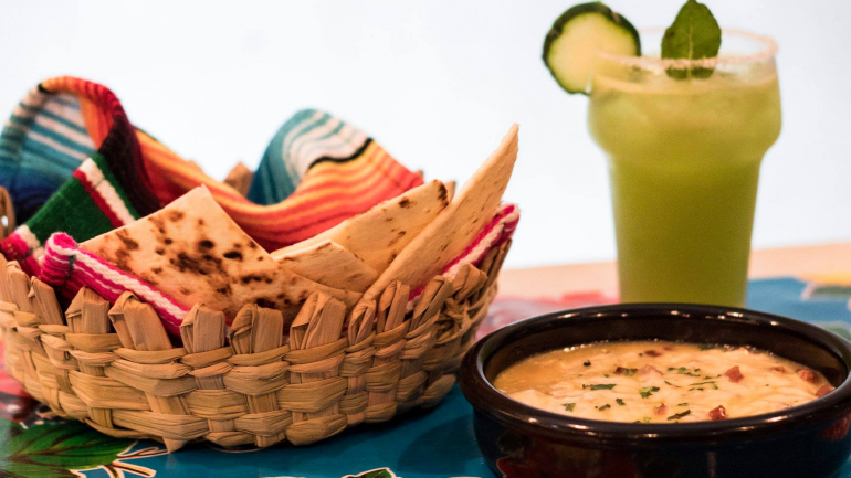 Queijo derretido com chouriço, servido com tortilhas de farinha. E uma margarita, claro