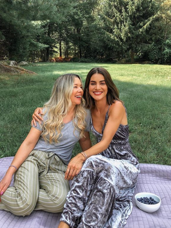 A influencer Camila Coelho, com a mãe 