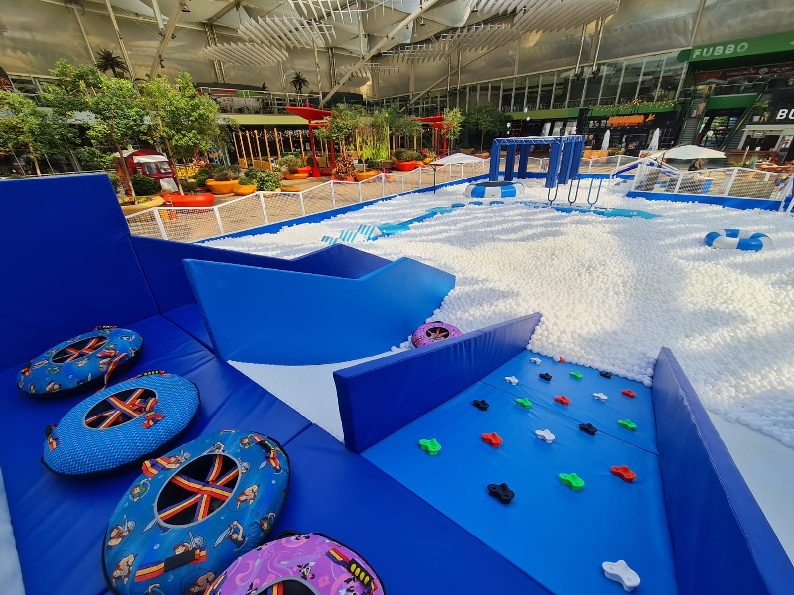 Alerta, pais! Há uma piscina de bolas no UBBO shopping e vai lá ficar até setembro