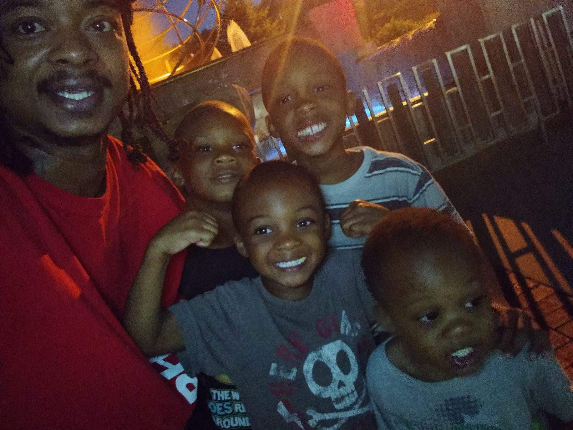 EUA: Homem baleado pela polícia oito vezes e com os três filhos no carro