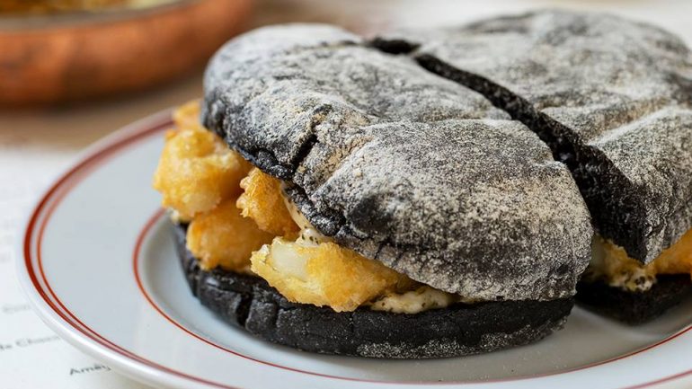 No restaurante do Porto, o choco frito é servido no pão