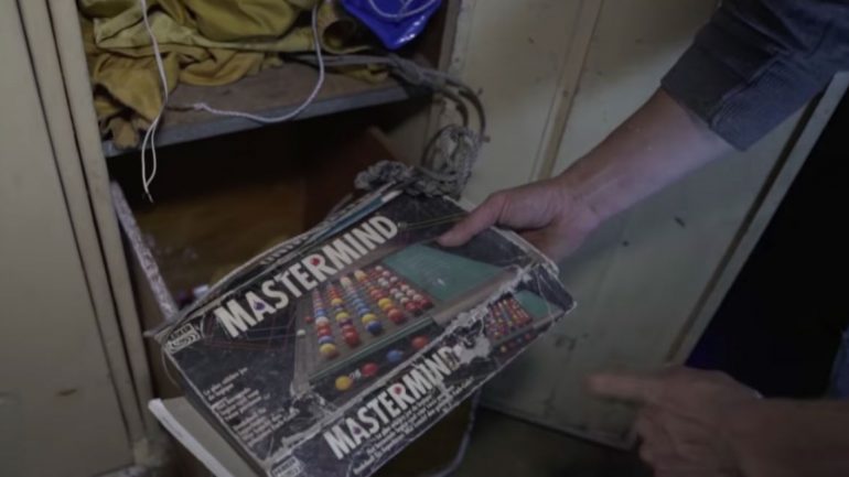 Os dois estrangeiros encontraram vários jogos no submarino, incluíndo um Mastermind intacto