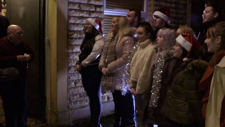 Os estudantes a cantarem canções de Natal 