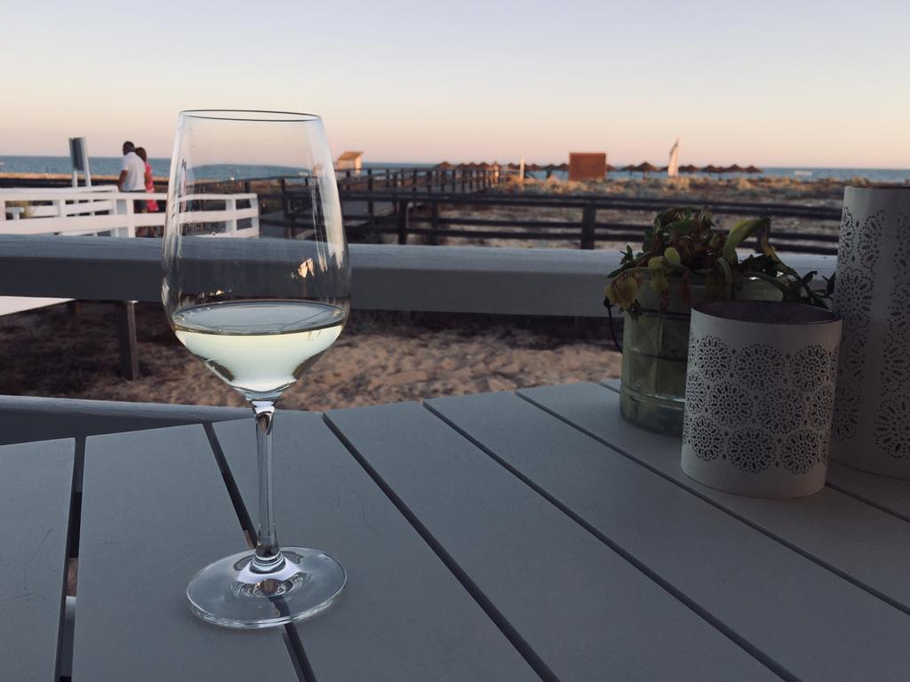 “Oh na na”, já queremos voltar a jantar um orzo, com um vinho algarvio e esta vista. Podemos?