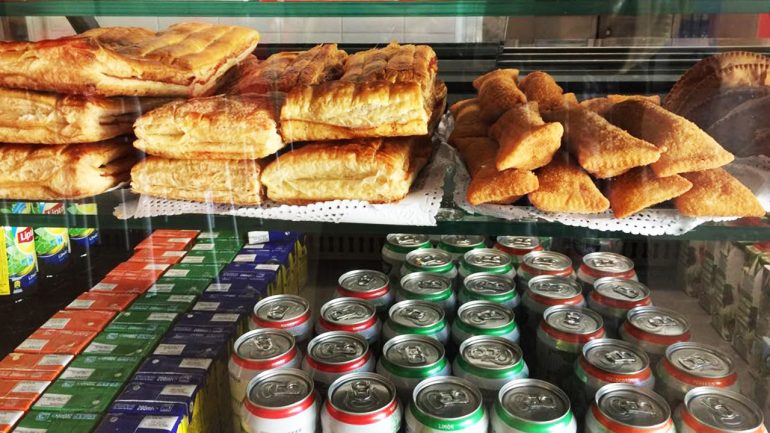Merendas, vários salgados e refrigerantes à venda no bar de uma escola secundária de Lisboa.