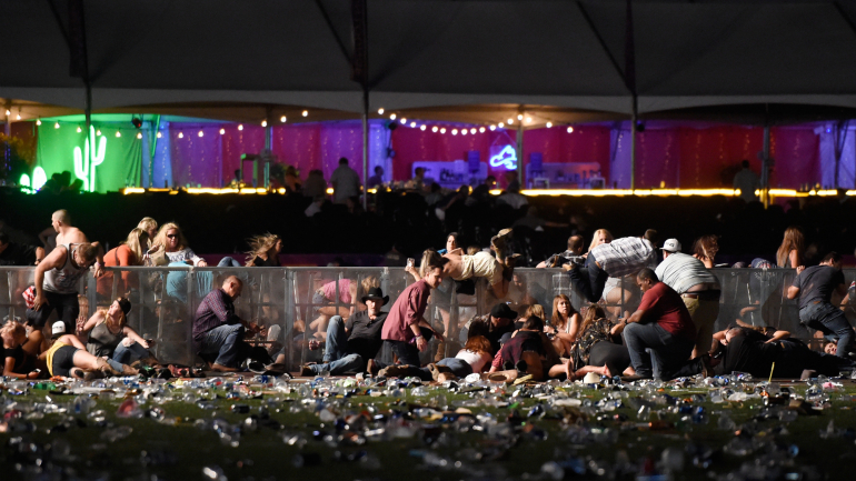 Escolas, igrejas e cinemas. 20 anos de massacres nos Estados Unidos em 13 imagens