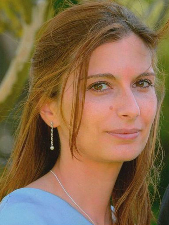 Júlia Galhardo fazia a consulta de obesidade no Hospital Dona Estefania em Lisboa e está atualmente no Centro Materno Infantil Norte, no Porto. Também já esteve no Bristol Royal Hospital for Children 
