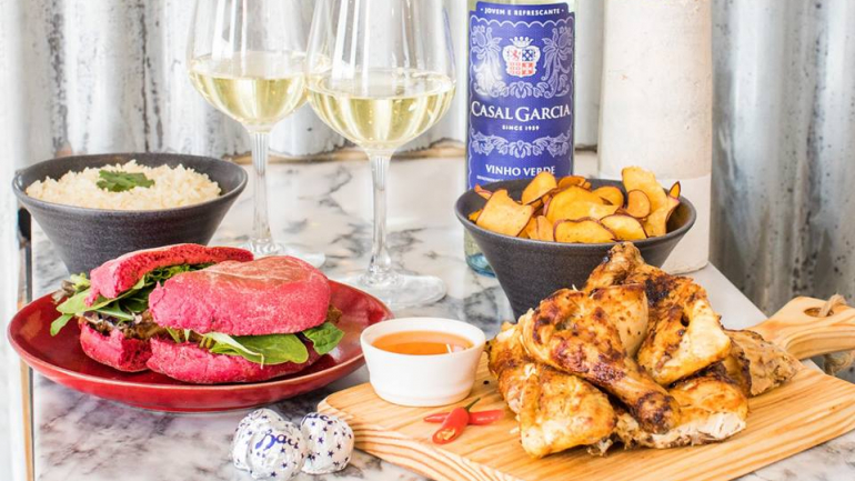 Por 20€ tem direito a grango, dois acompanhamentos, uma sandes, bombons e uma garrafa de vinho
