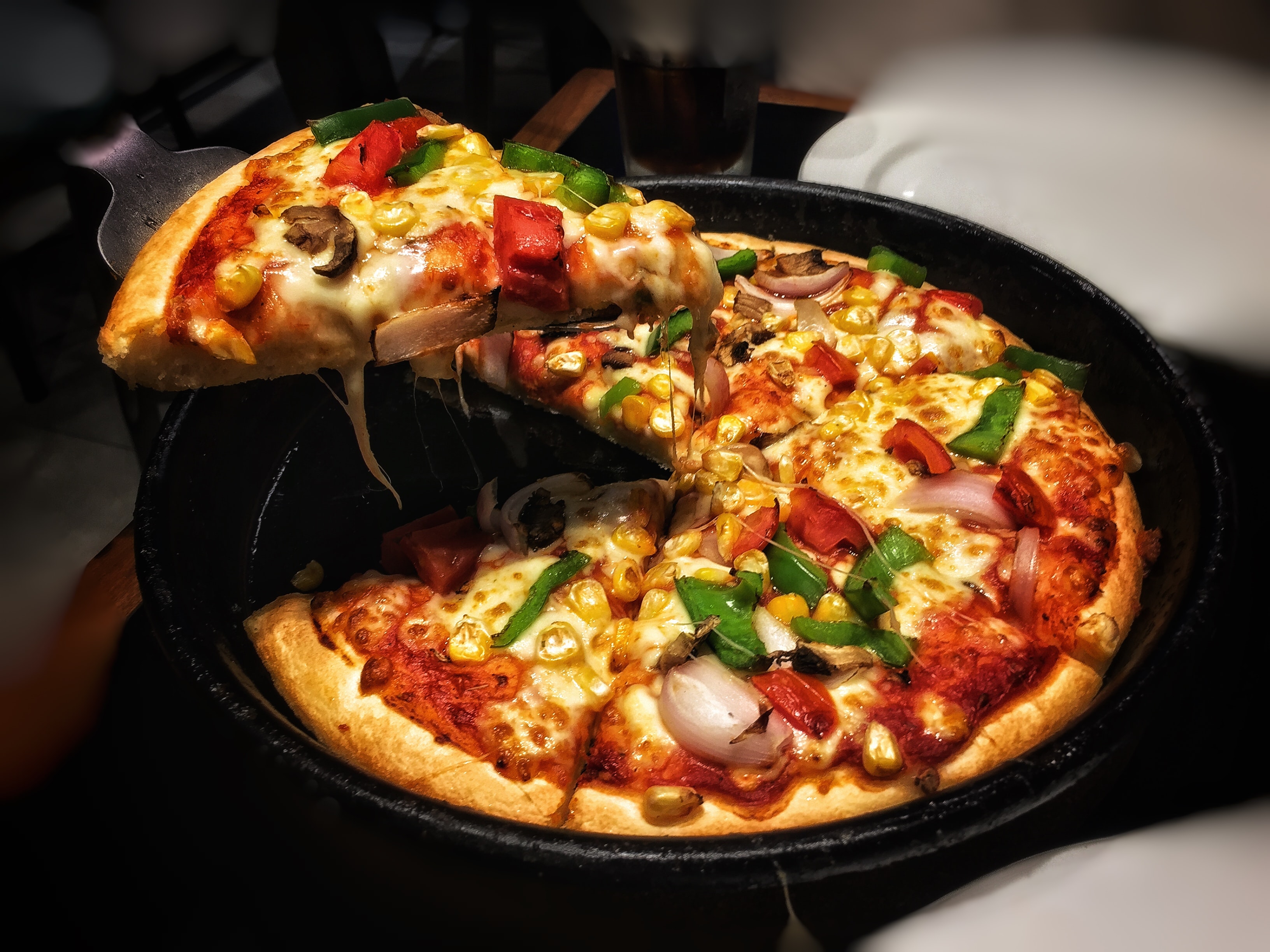 Neste fim de semana, a segunda pizza é grátis na Capricciosa