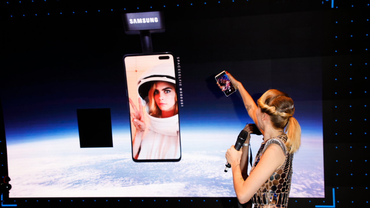 Cara Delevingne a mostrar como se carrega uma imagem para que ela apareça no espaço