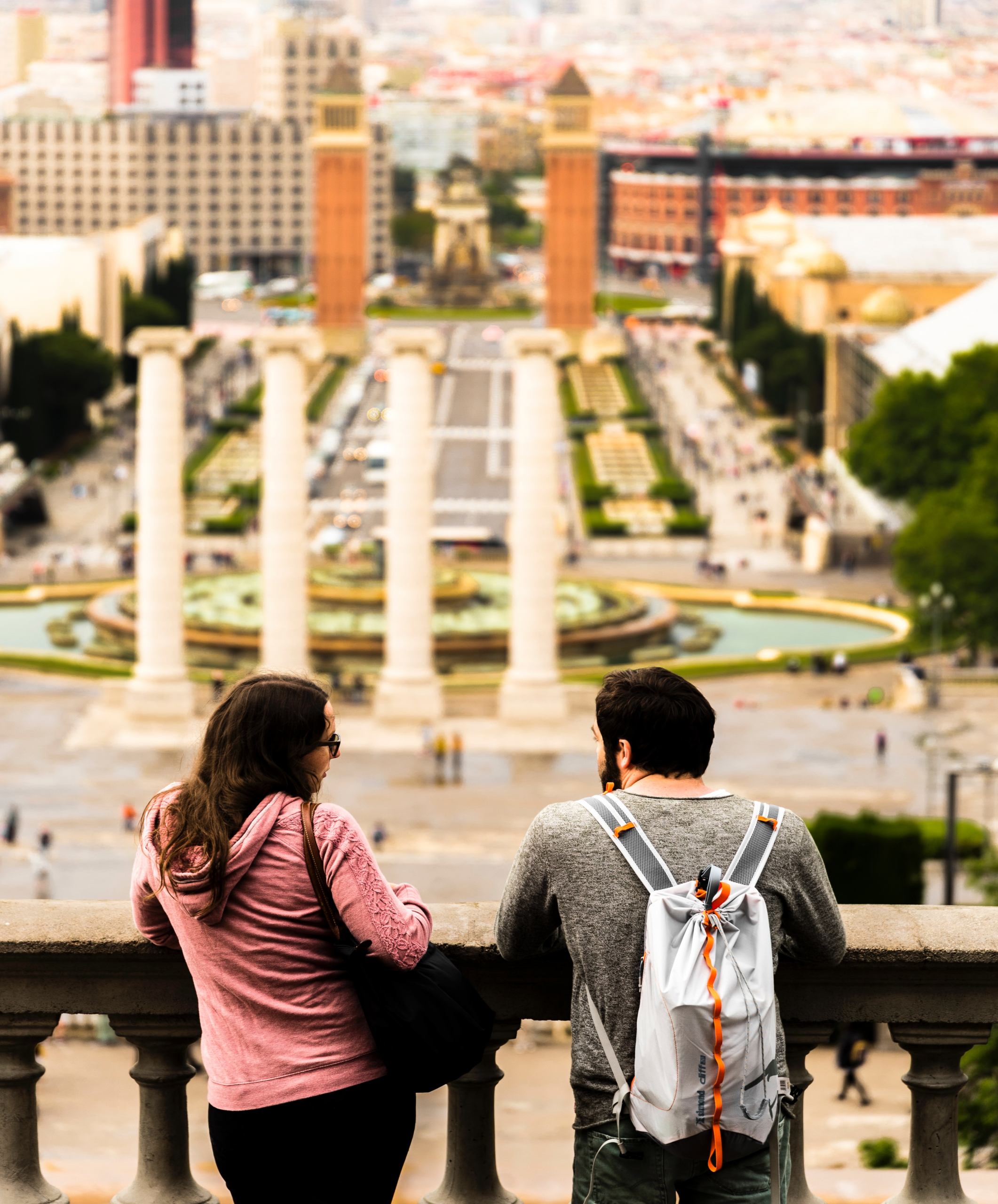 Dia dos Namorados. Está solteiro? E que tal partir numa viagem com quem não conhece?