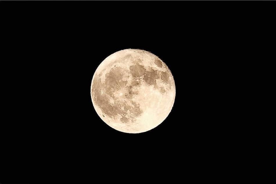 Eclipse penumbral lunar. A lua cheia em Escorpião