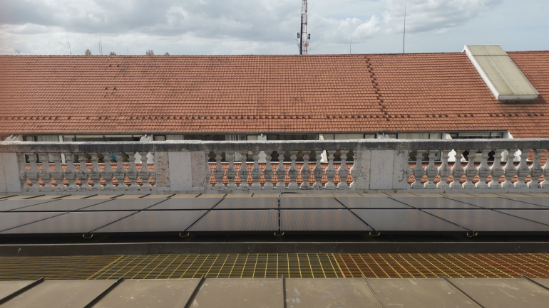 Os painéis fotovoltaicos no terraço da Câmara Municipal de Lisboa