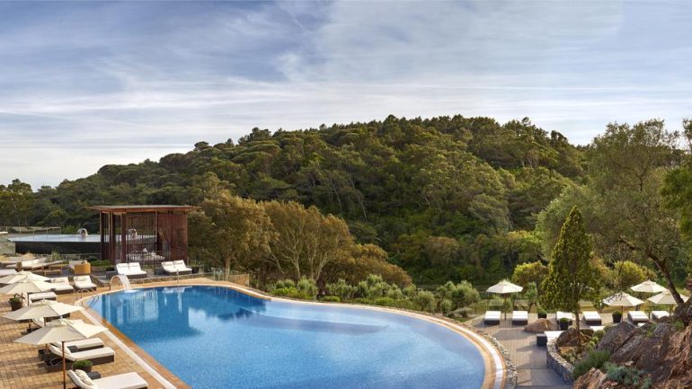 Há três piscinas por onde escolher: interior, exterior e ainda uma infinity pool