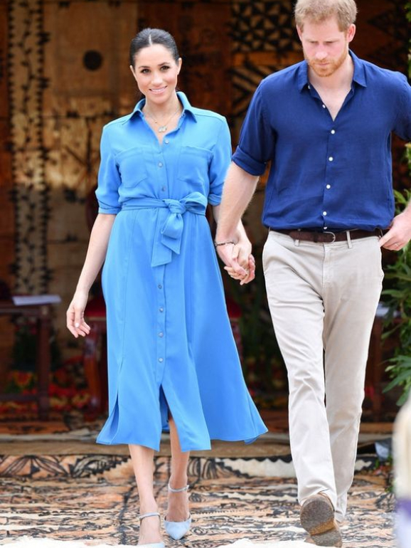 Meghan Markle usa diversas vezes vestidos camiseiros combinados com saltos altos 