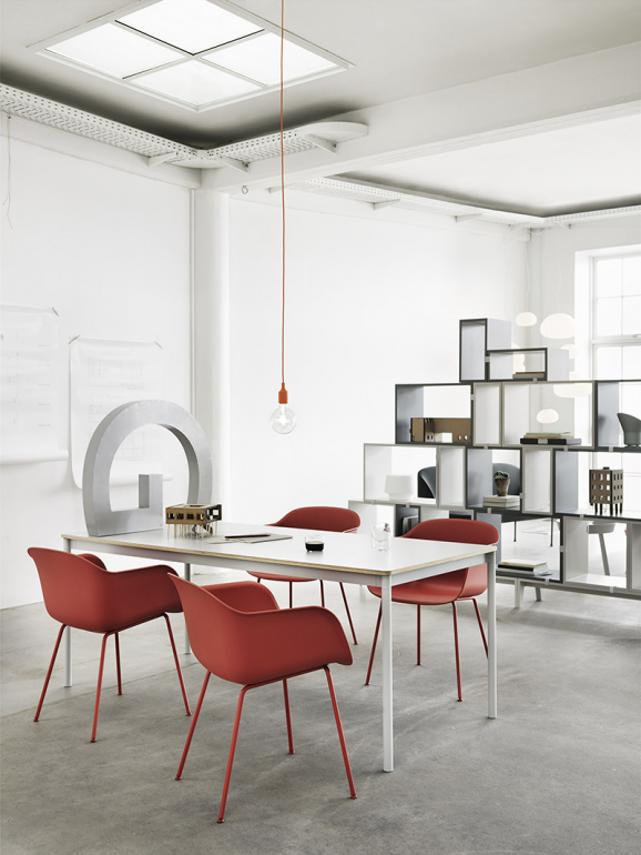 Candeeiro E27, da Muuto, minimalista e industrial.
