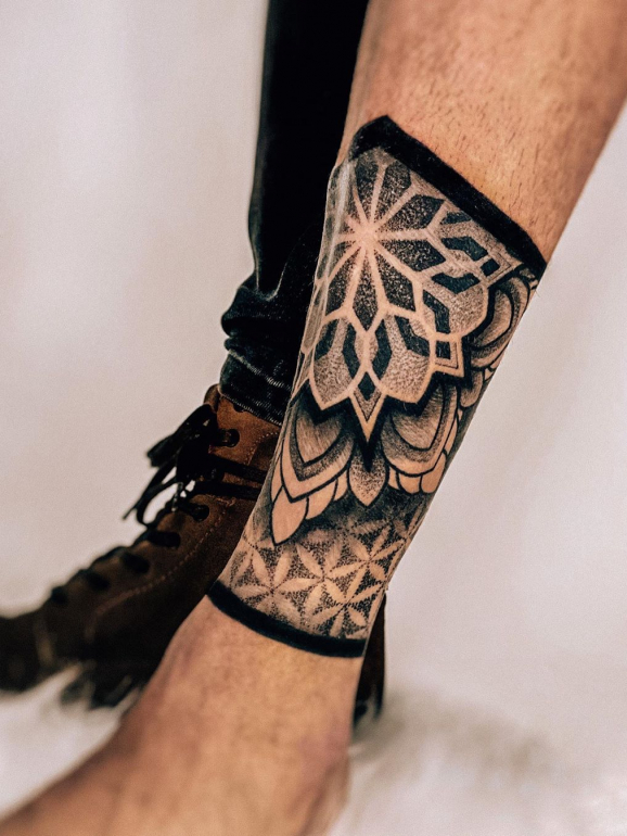 Ângelo Rodrigues fez uma tatuagem na perna