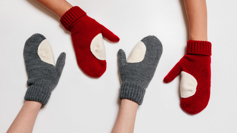 As Gloves estão disponíveis em dois modelos: cinzento e branco, e vermelho e branco
