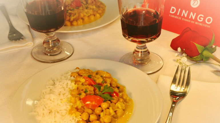 O menu vegano tem como prato principal um caril de grão com arroz basmati