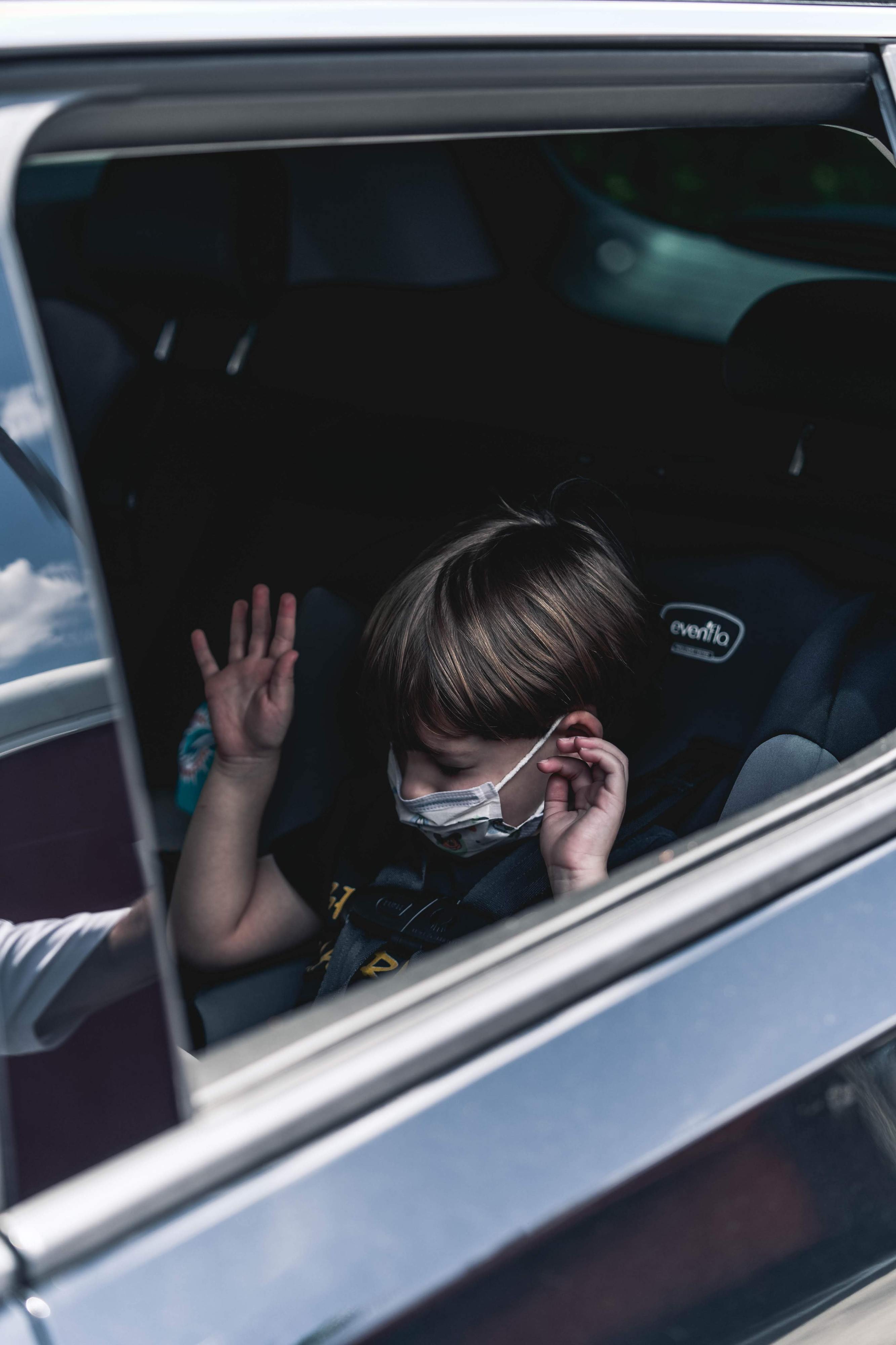 Pais põem os filhos de castigo dentro do carro e as crianças desmaiam com o calor