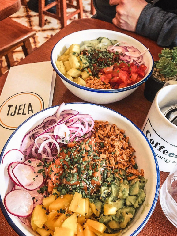 Estão disponíveis tigelas com peixe, carne e uma opção vegetariana