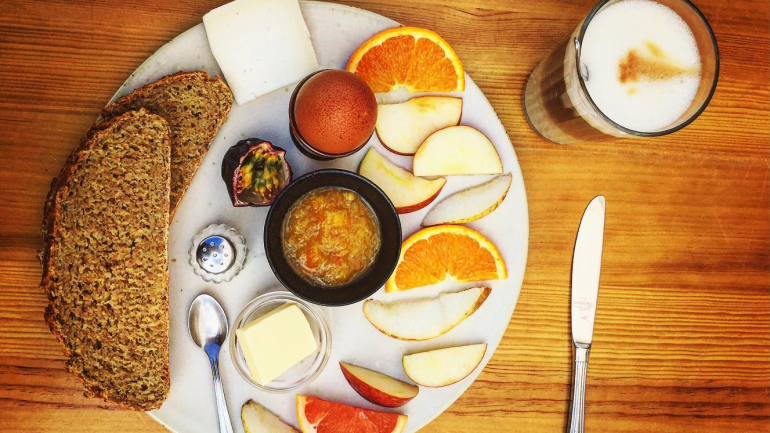 Existem vários menus de pequeno-almoço disponíveis. Este é o Quinta e leva pão, manteiga, doce, fruta e um ovo