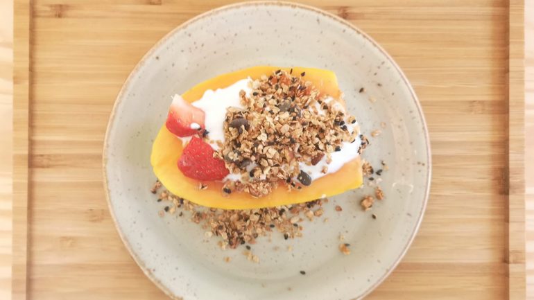 A papaia recheada com iogurte, granola e morangos é uma das opções do novo Go Natural da Calçada do Combro