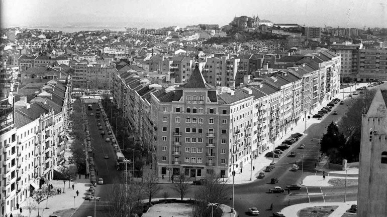 Imagem da Praça de Londres e Avenida Manuel da Maia em 1953.